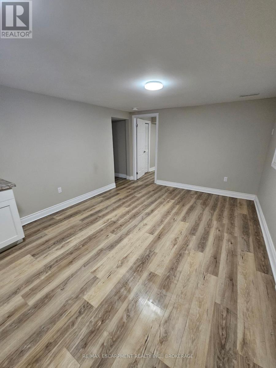 2 - 539 Woodlawn Road, Welland, Ontario  L3C 3K2 - Photo 4 - X12663714