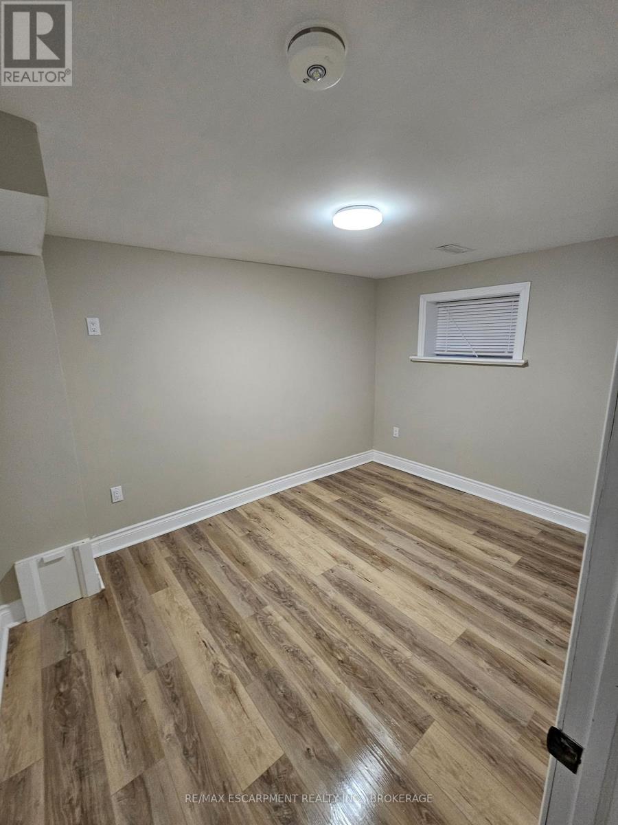 2 - 539 Woodlawn Road, Welland, Ontario  L3C 3K2 - Photo 5 - X12663714