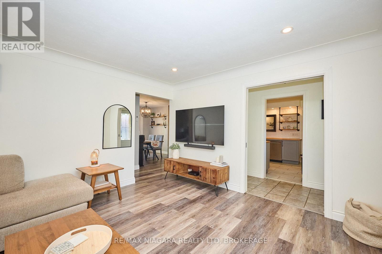 6432 Carolyn Avenue, Niagara Falls, Ontario  L2E 5H5 - Photo 11 - X12664044