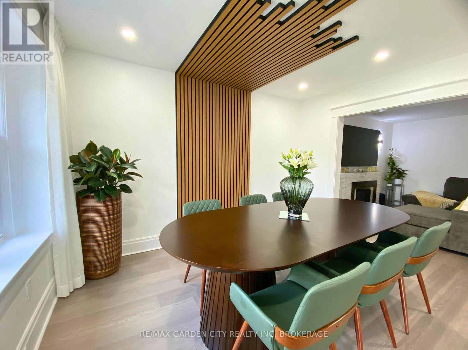 243 Geneva Street, St. Catharines, Ontario  L2R 4R2 - Photo 2 - X12667904