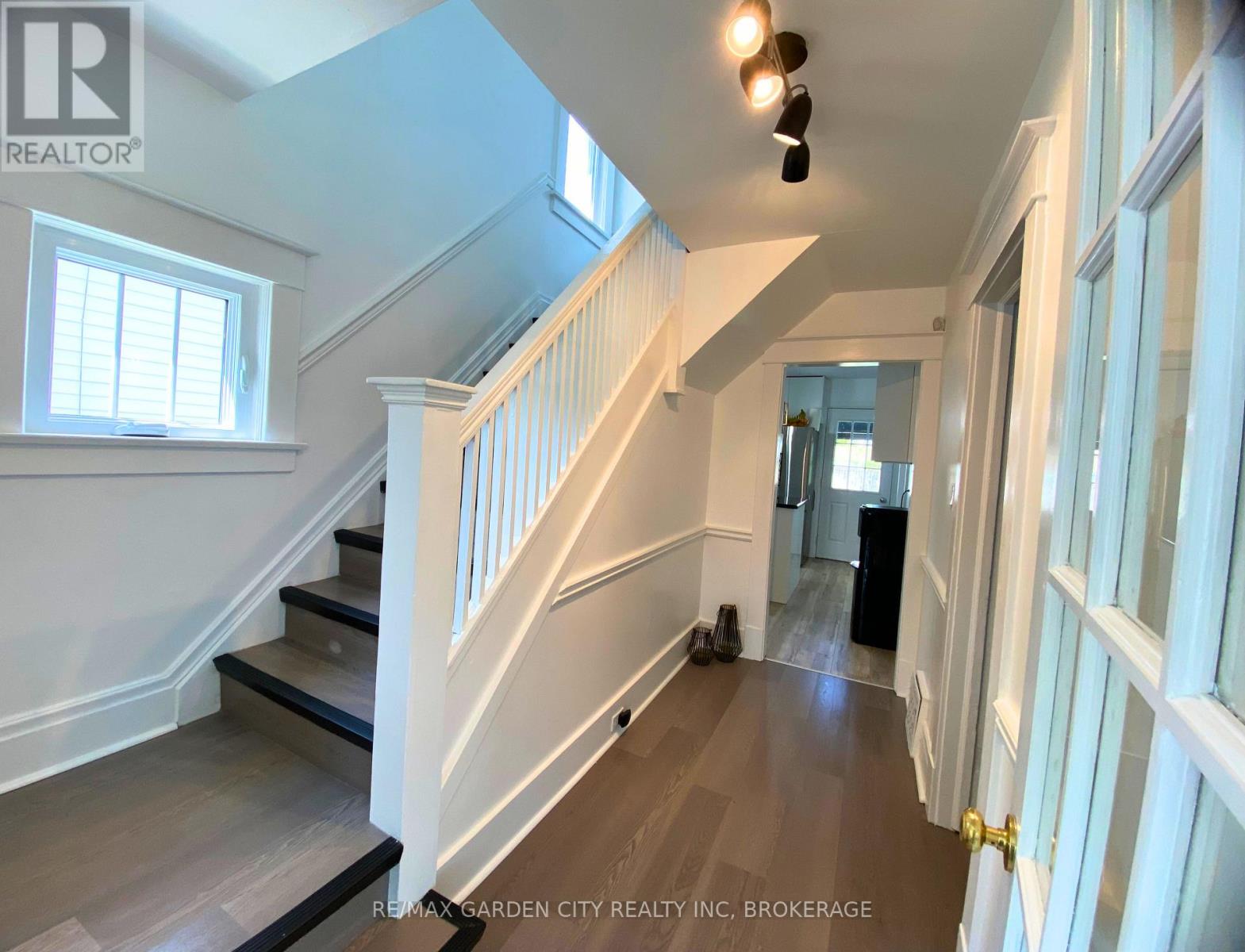 243 Geneva Street, St. Catharines, Ontario  L2R 4R2 - Photo 4 - X12667904