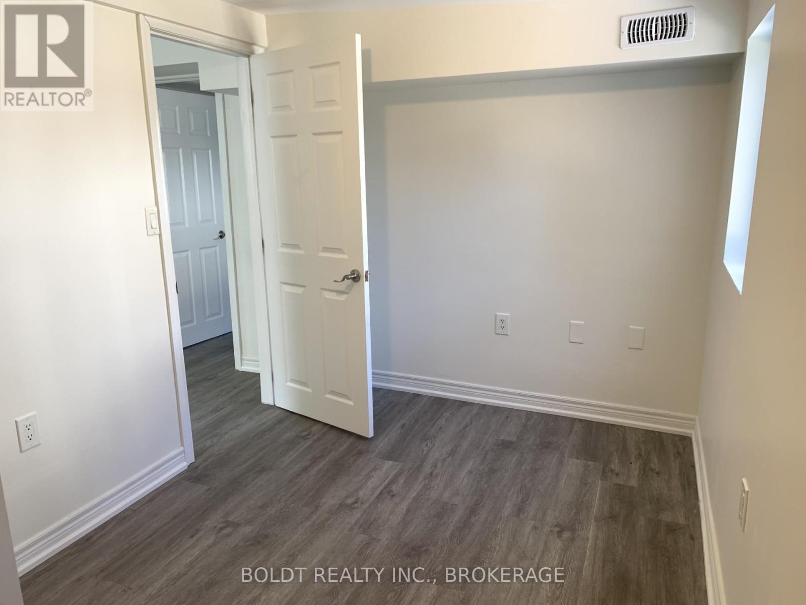 114 Lake Street E, St. Catharines, Ontario  L2R 5X8 - Photo 10 - X12672080