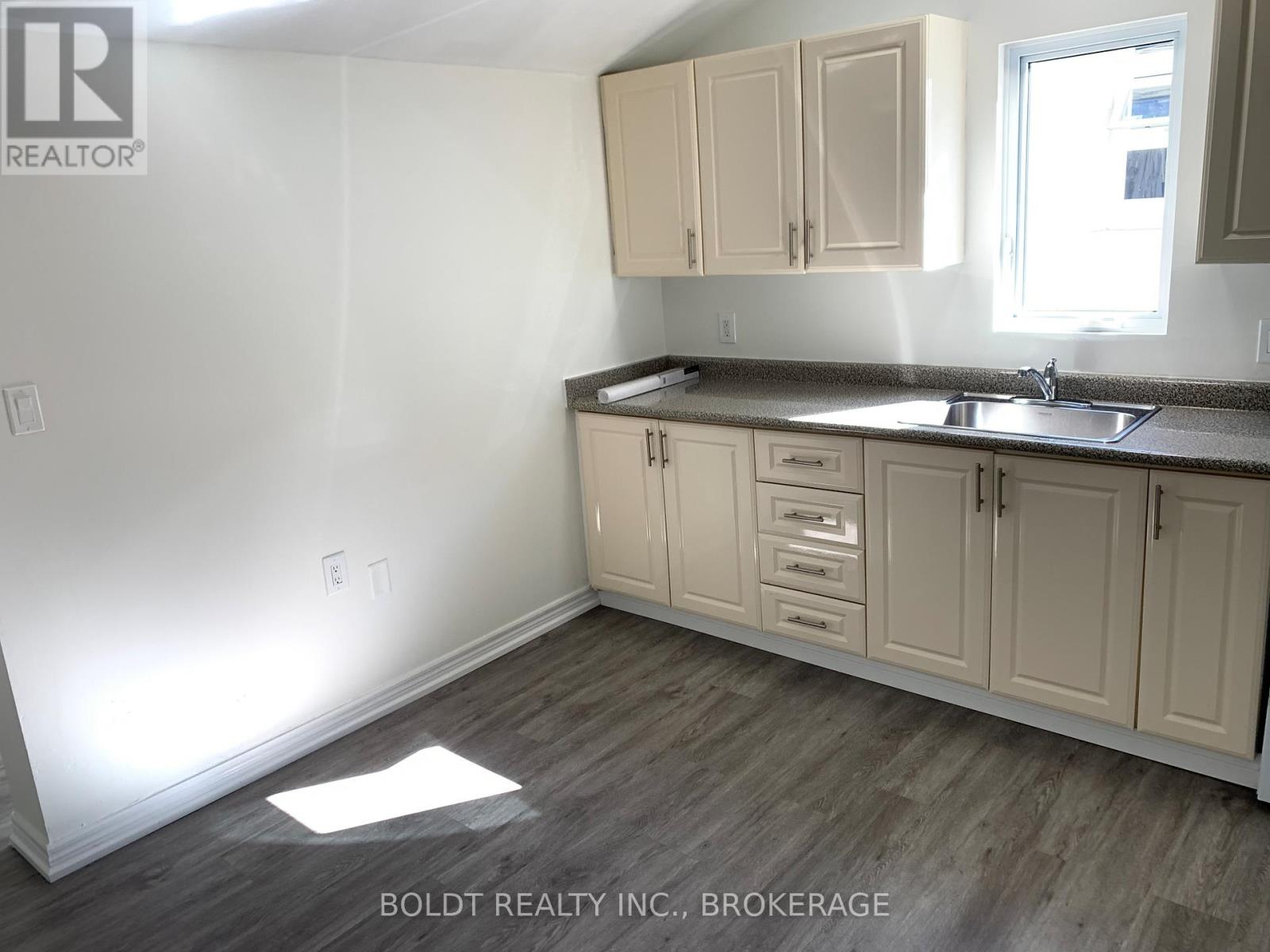 114 Lake Street E, St. Catharines, Ontario  L2R 5X8 - Photo 9 - X12672080