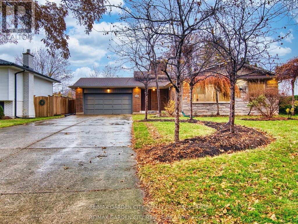 15 Black Friars Road, St. Catharines, Ontario  L2N 2M8 - Photo 2 - X12672134