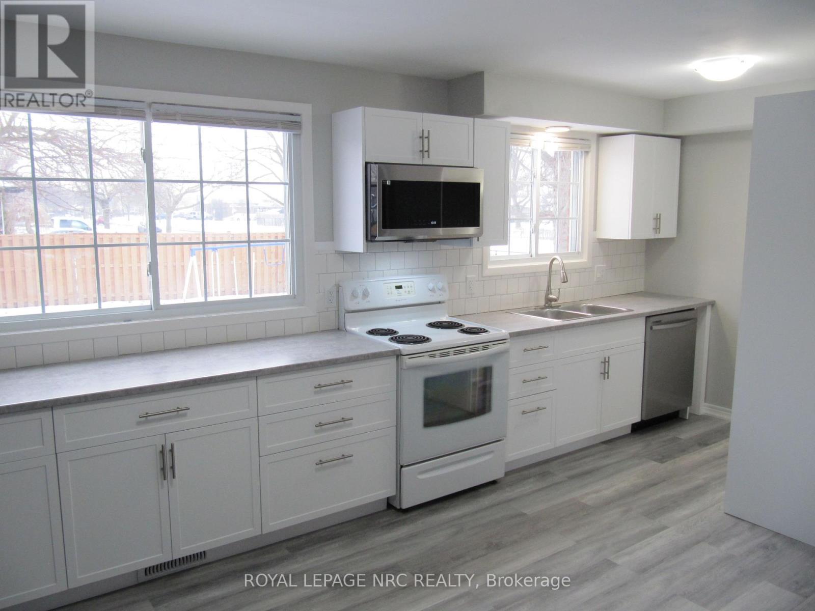 2 Black Knight Road, St. Catharines, Ontario  L2N 3C1 - Photo 3 - X12675190