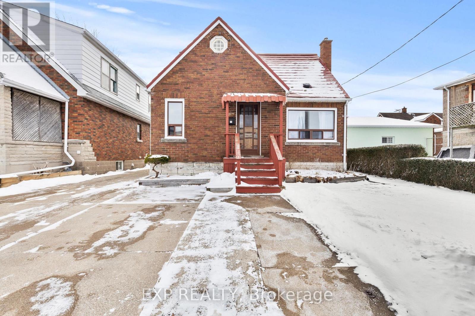 5692 North Street, Niagara Falls, Ontario  L2G 1J5 - Photo 2 - X12676728