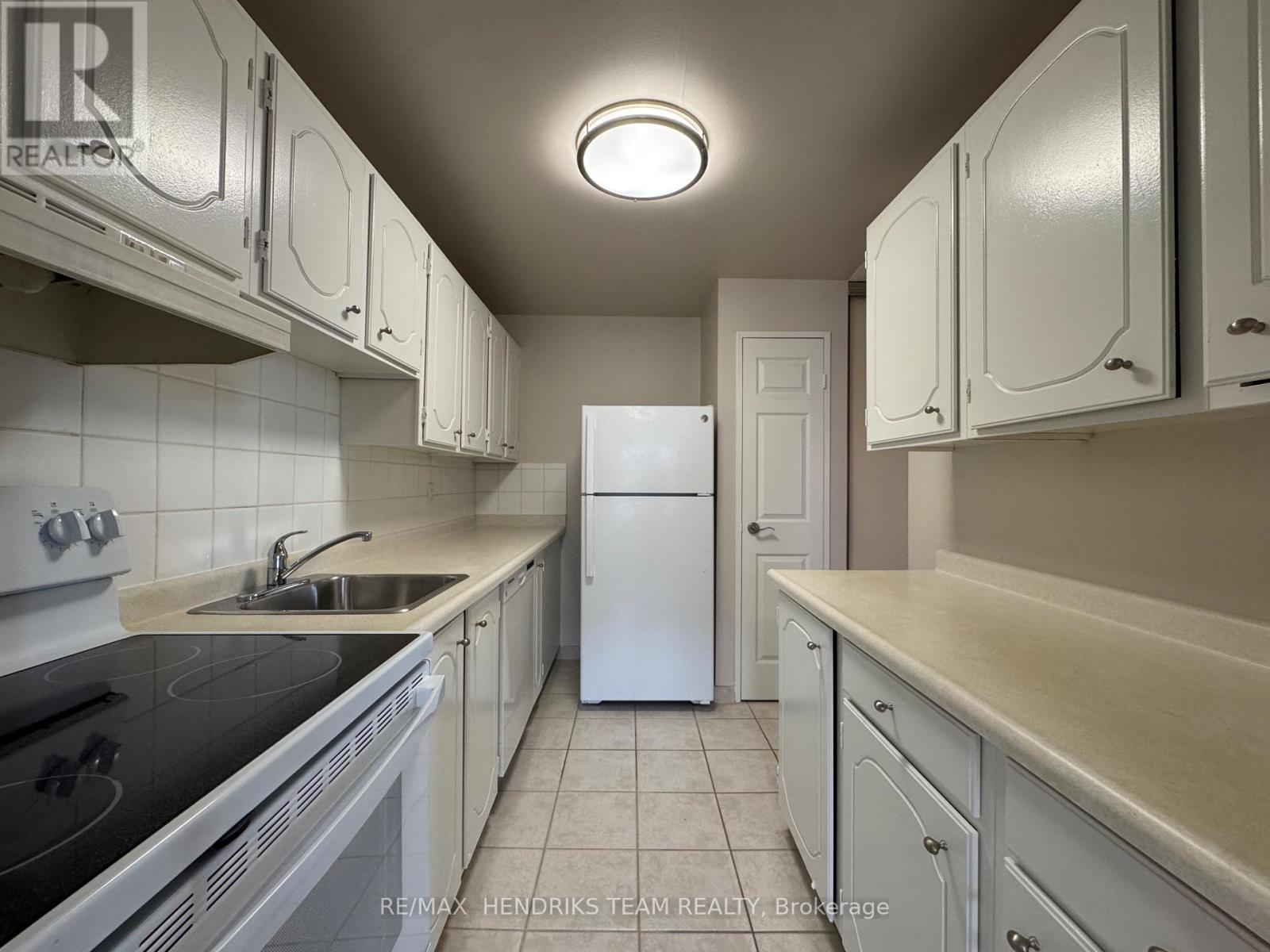 707 - 610 Lake Street, St. Catharines, Ontario  L2N 5T1 - Photo 3 - X12709530