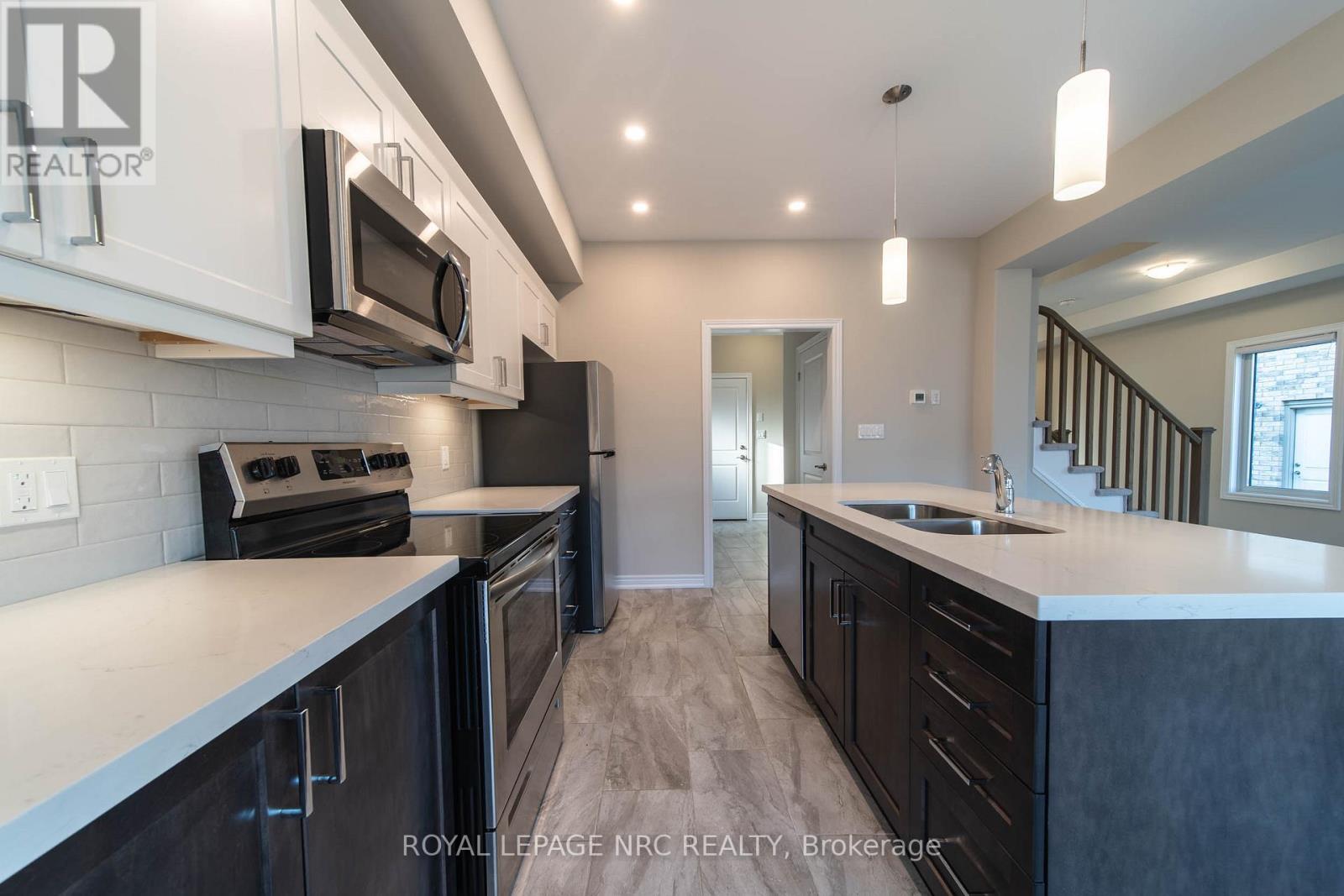 1217 Uppers Lane, Thorold, Ontario  L0S 1A0 - Photo 2 - X12716148