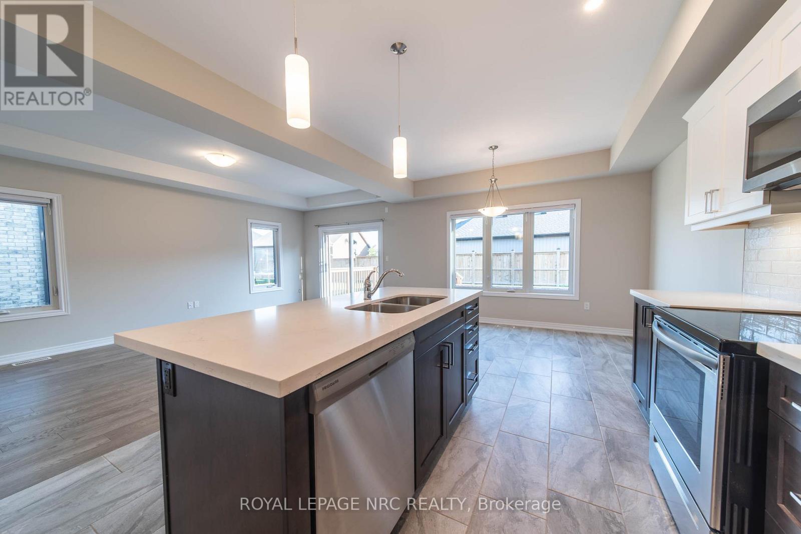 1217 Uppers Lane, Thorold, Ontario  L0S 1A0 - Photo 4 - X12716148