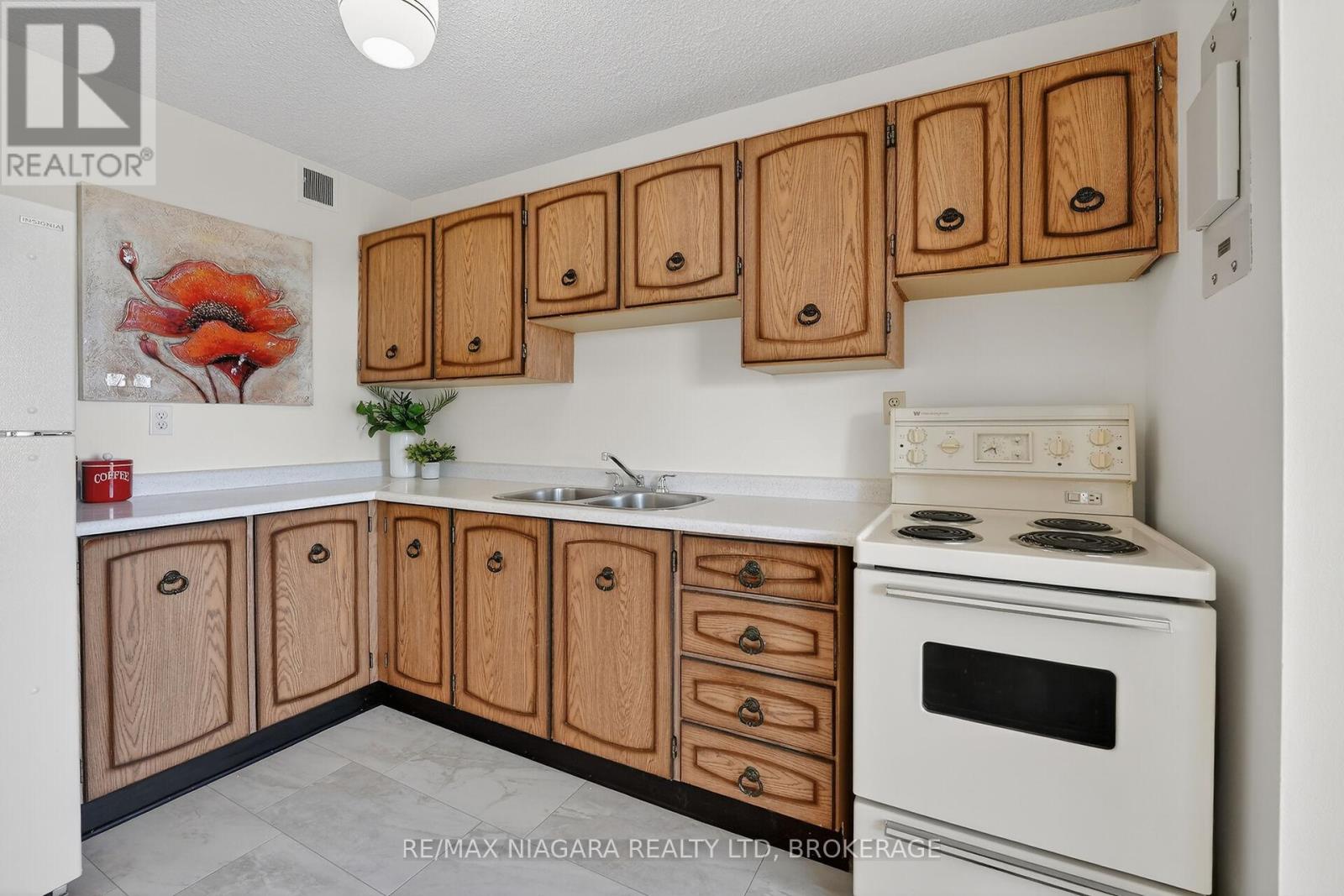 1003 - 365 Geneva Street, St. Catharines, Ontario  L2N 5S7 - Photo 10 - X12716520