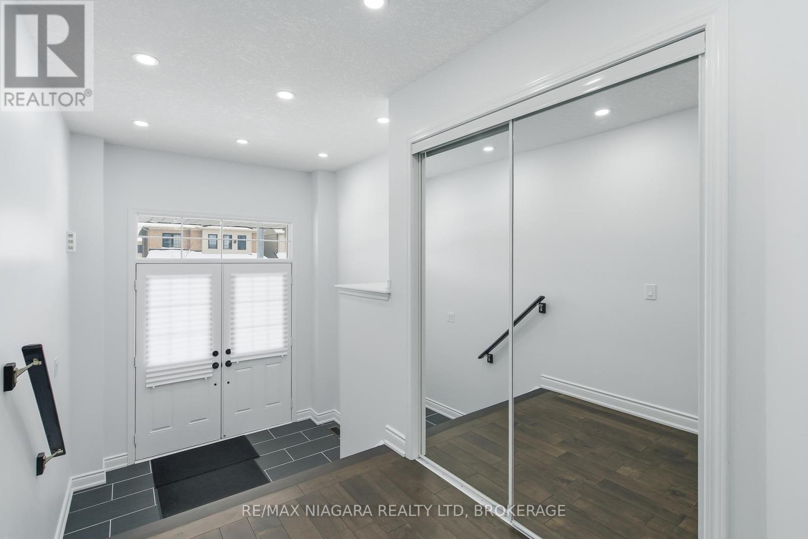 8139 Buckeye Crescent, Niagara Falls, Ontario  L2H 2Y6 - Photo 3 - X12725792