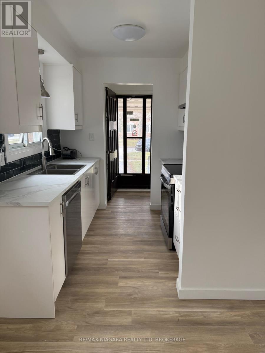 8006 Paddock Trail Drive, Niagara Falls, Ontario  L2H 1X2 - Photo 3 - X12757156