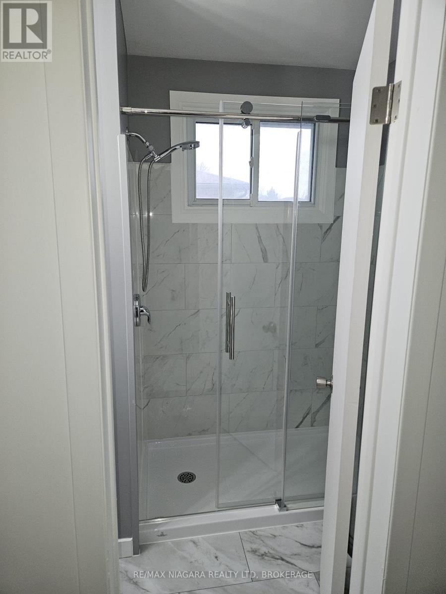 8006 Paddock Trail Drive, Niagara Falls, Ontario  L2H 1X2 - Photo 6 - X12757156