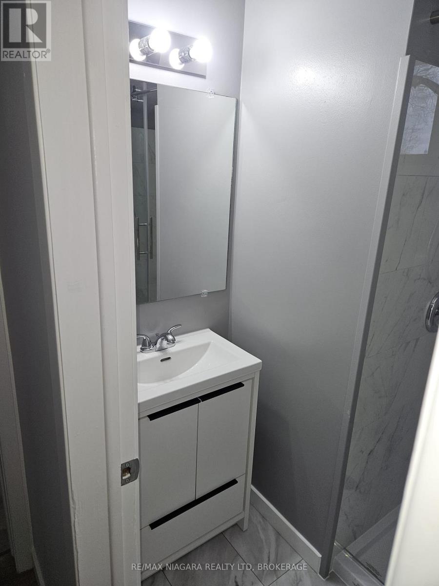 8006 Paddock Trail Drive, Niagara Falls, Ontario  L2H 1X2 - Photo 7 - X12757156