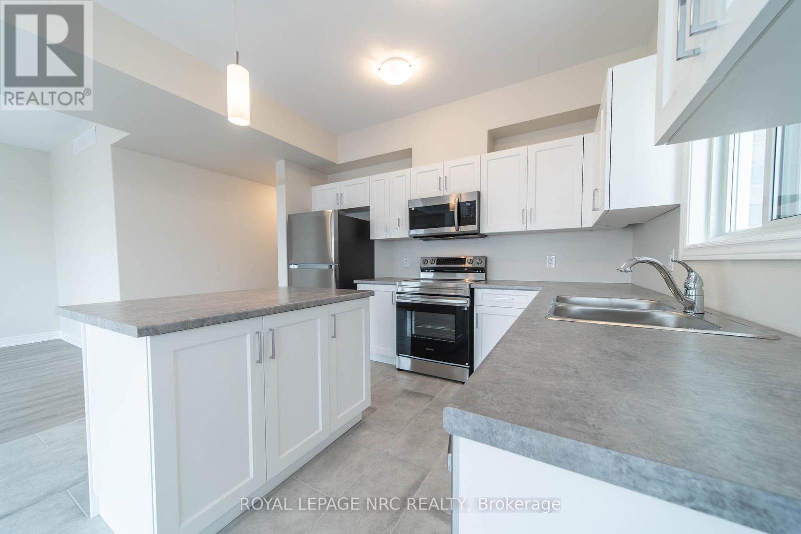 52 Willson Drive, Thorold, Ontario  L2V 0G7 - Photo 4 - X12784910