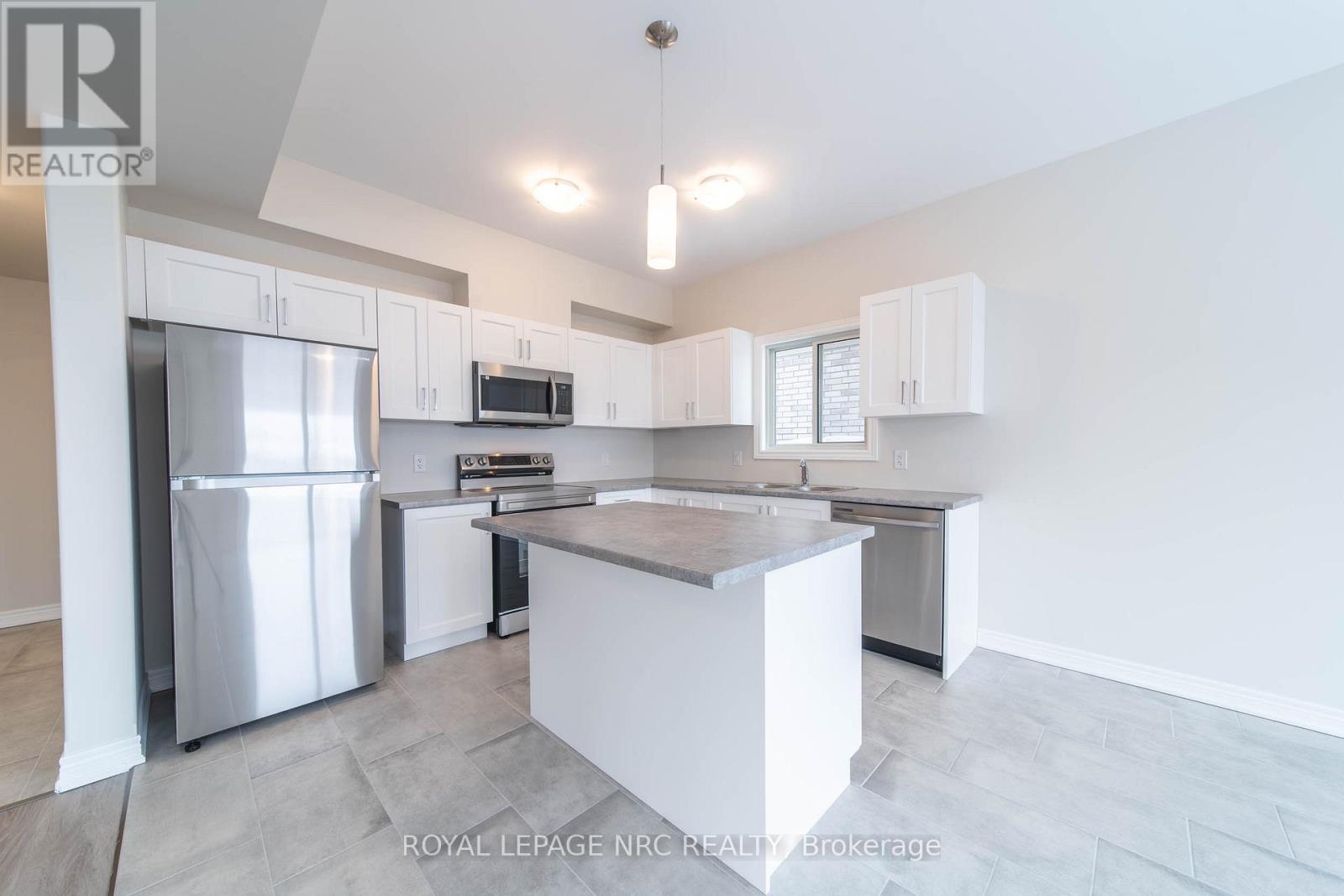 52 Willson Drive, Thorold, Ontario  L2V 0G7 - Photo 5 - X12784910