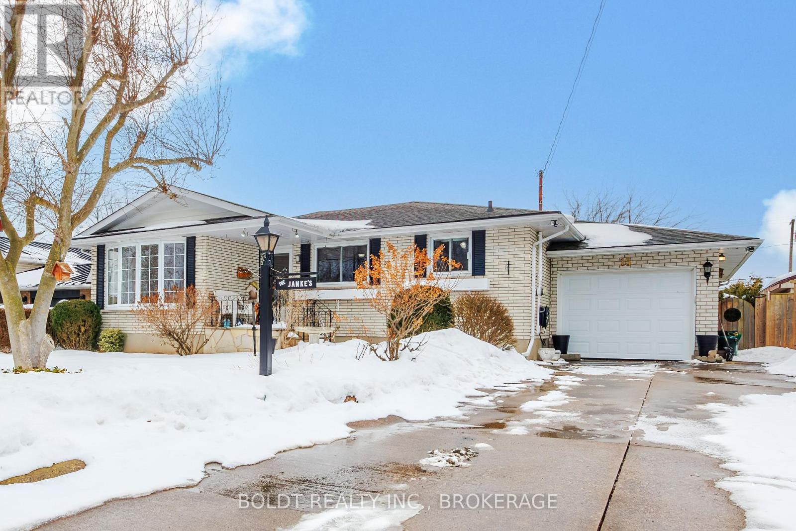 15 Nottingham Court, St. Catharines, Ontario  L2M 1L6 - Photo 2 - X12793410