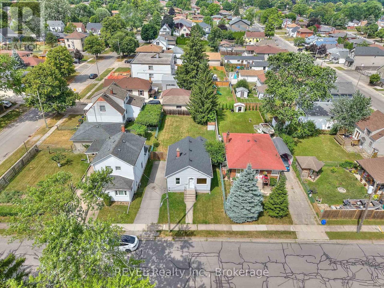 9 Colborne Street, Thorold, Ontario  L2V 3P6 - Photo 2 - X12837004