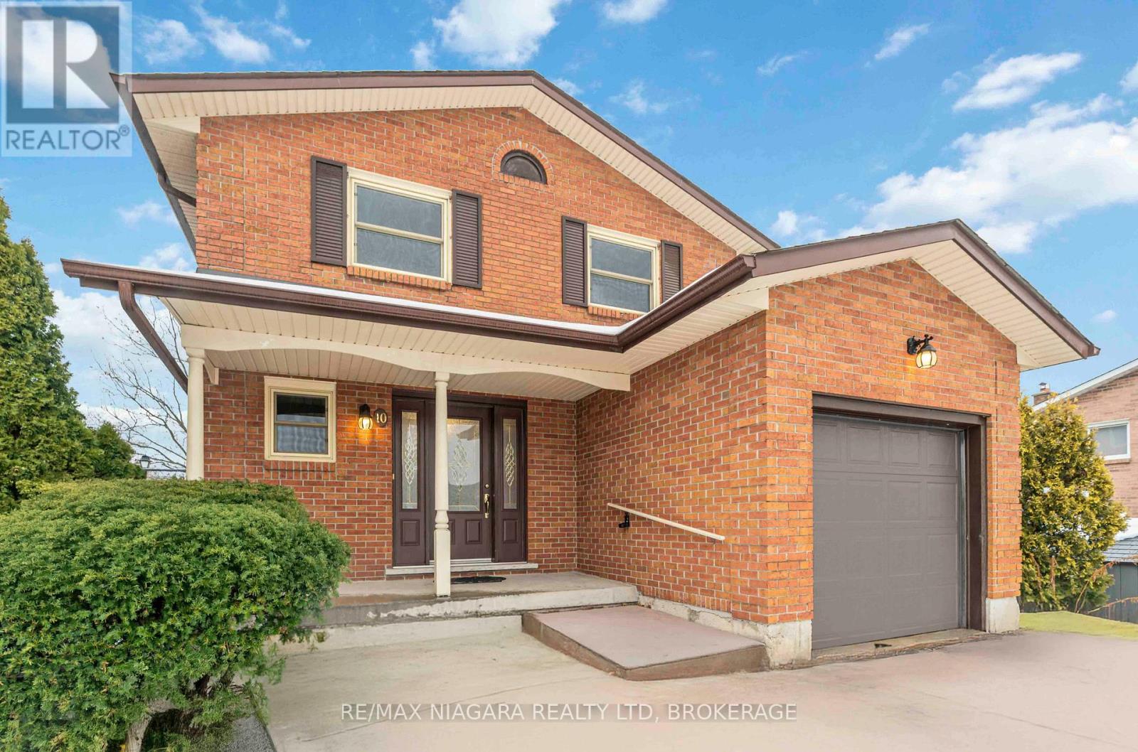 10 DONEGEL PLACE, Hamilton, Ontario