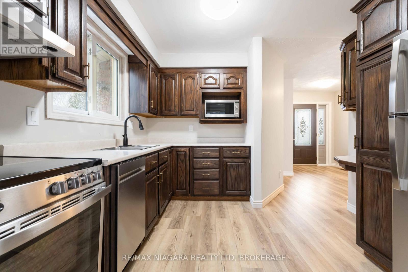 10 Donegel Place, Hamilton, Ontario  L9A 4Z6 - Photo 11 - X12838270