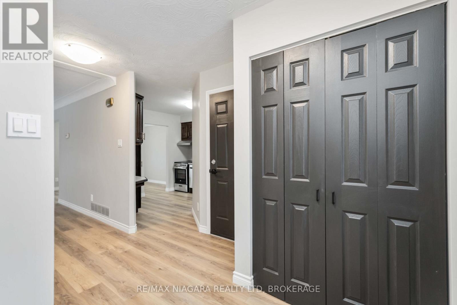 10 Donegel Place, Hamilton, Ontario  L9A 4Z6 - Photo 3 - X12838270