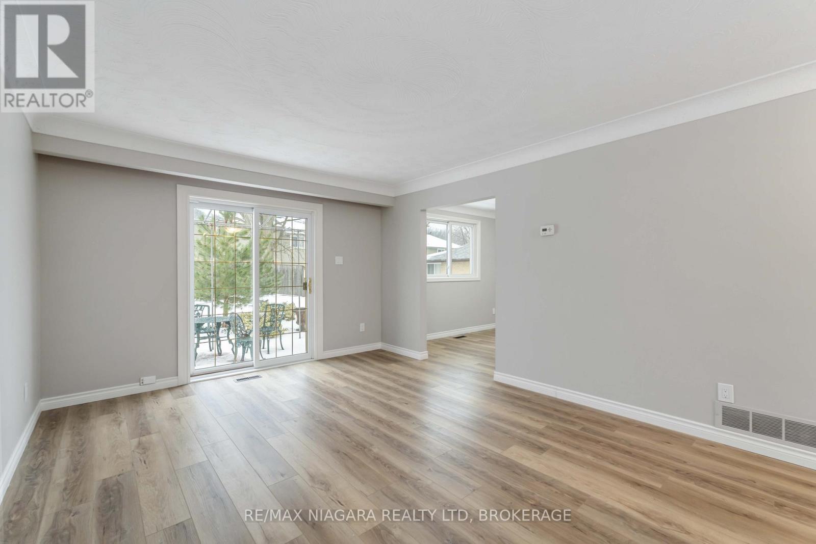 10 Donegel Place, Hamilton, Ontario  L9A 4Z6 - Photo 5 - X12838270