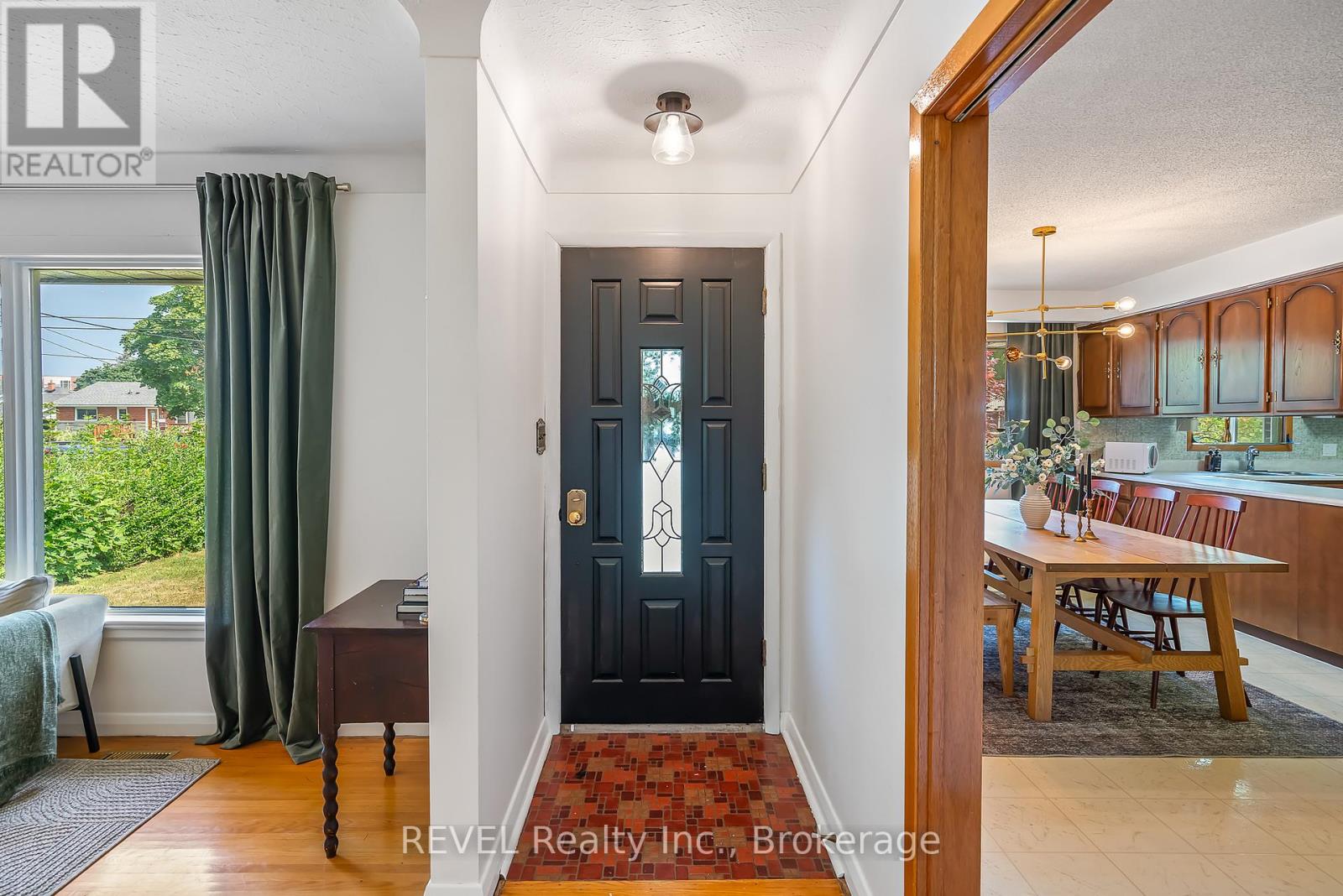 18 Broadmore Avenue, St. Catharines, Ontario  L2M 6A5 - Photo 2 - X12852912