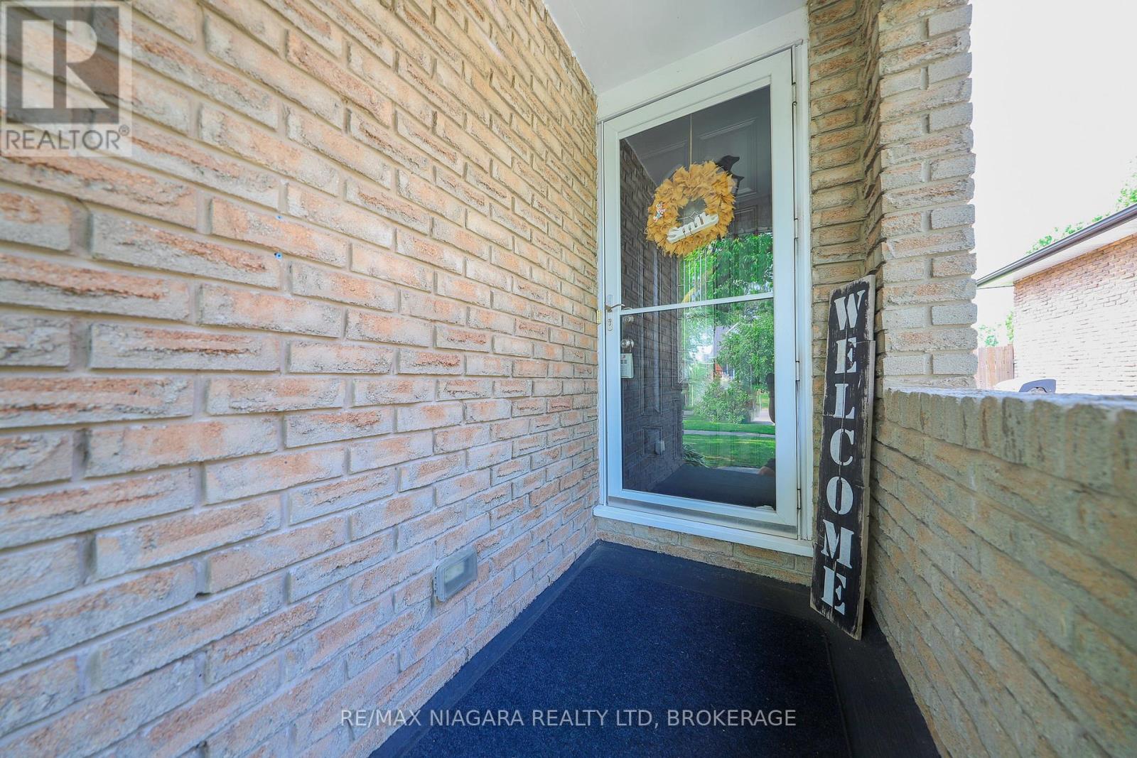42 Seymour Avenue, St. Catharines, Ontario  L2P 1A7 - Photo 3 - X12864580