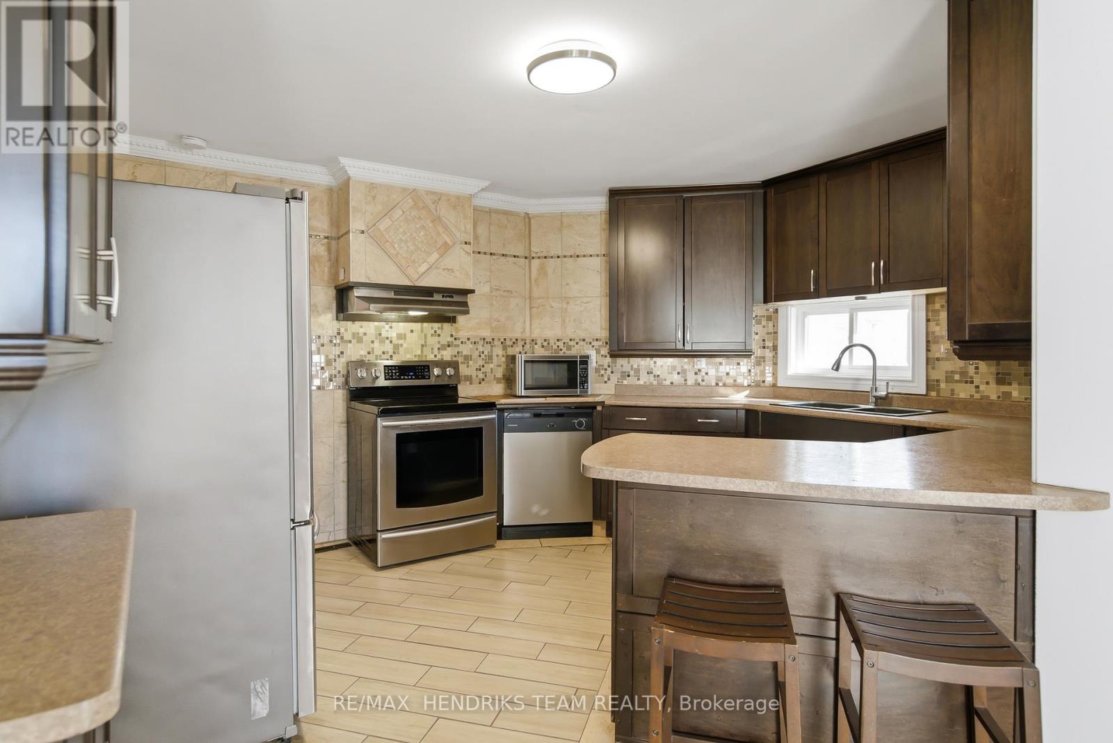 7 Elmwood Avenue, St. Catharines, Ontario  L2R 2T5 - Photo 6 - X12870388