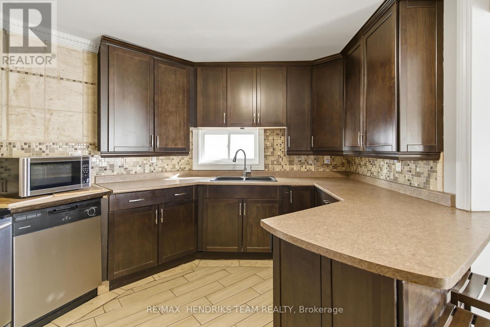 7 Elmwood Avenue, St. Catharines, Ontario  L2R 2T5 - Photo 7 - X12870388