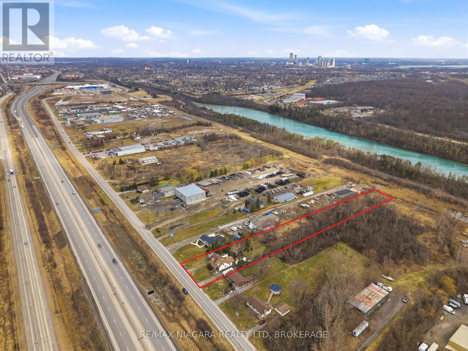 8356 Oakwood Drive, Niagara Falls, Ontario  L2E 6S5 - Photo 2 - X12871144
