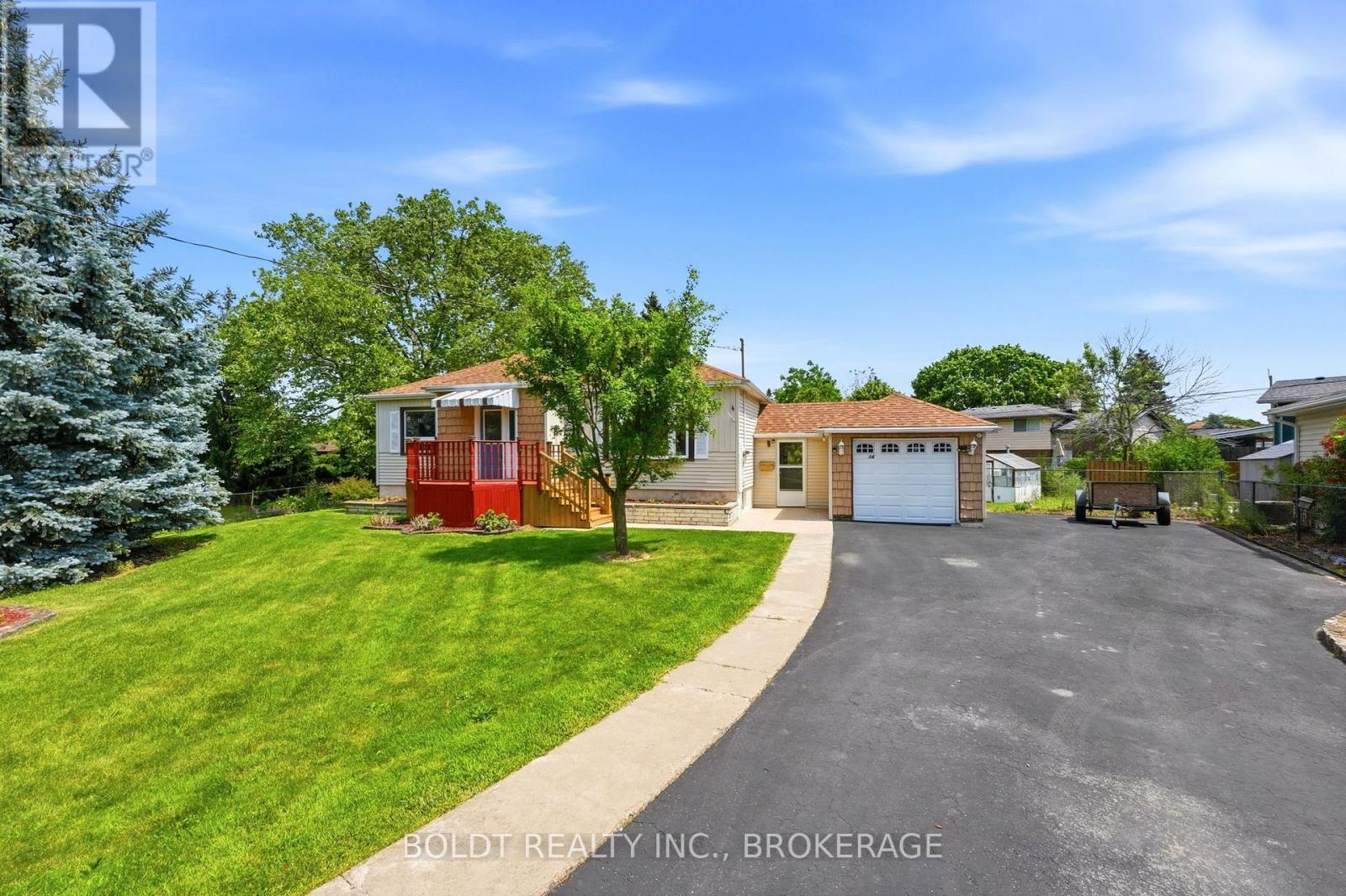 16 GRAMMAR AVENUE, St. Catharines, Ontario