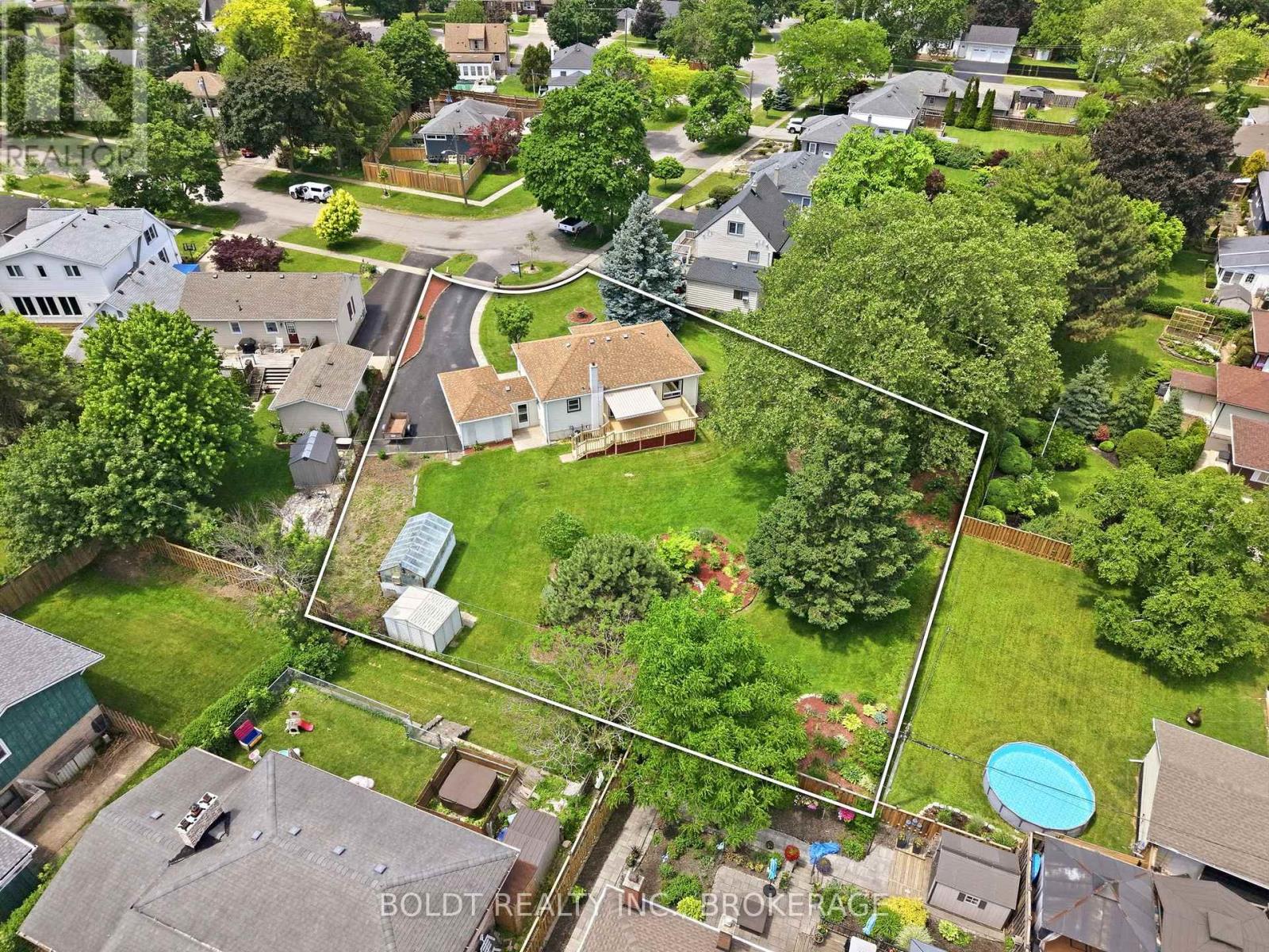 16 Grammar Avenue, St. Catharines, Ontario  L2N 3L3 - Photo 2 - X12871390