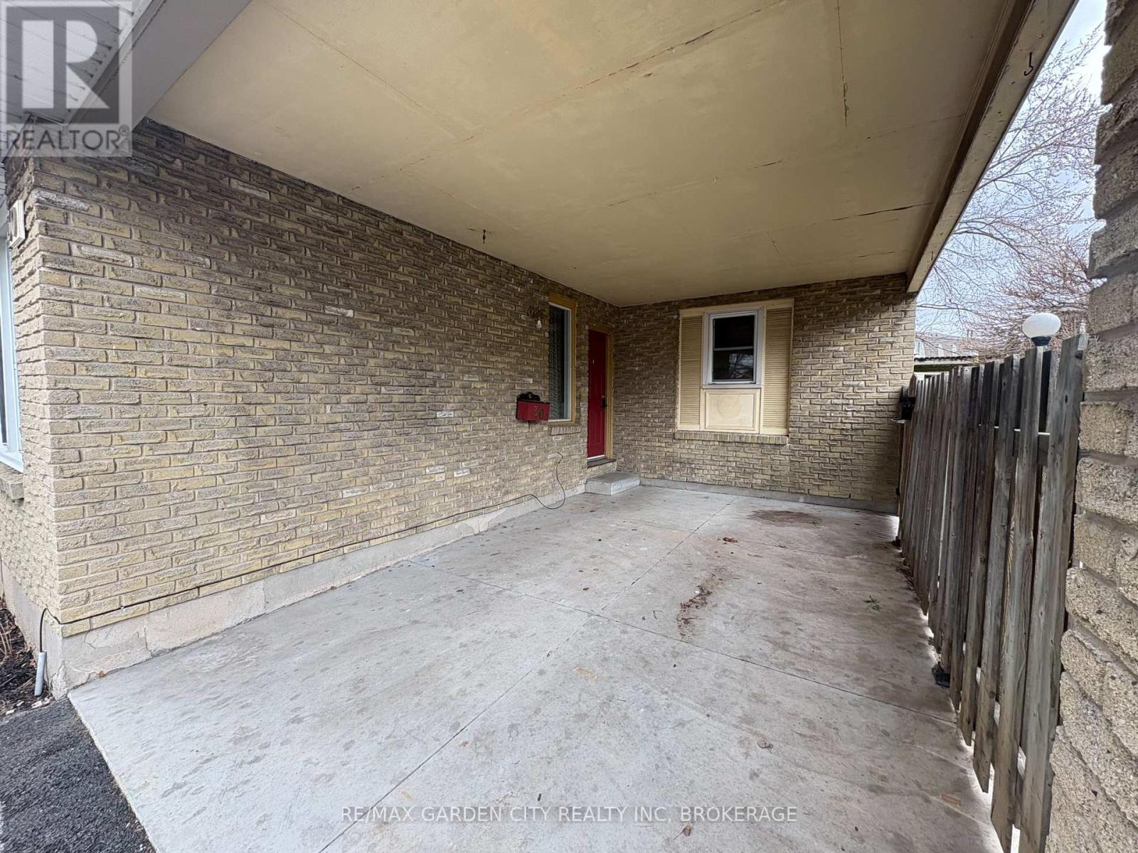 30 Deborah Court, St. Catharines, Ontario  L2P 3R6 - Photo 3 - X12879772