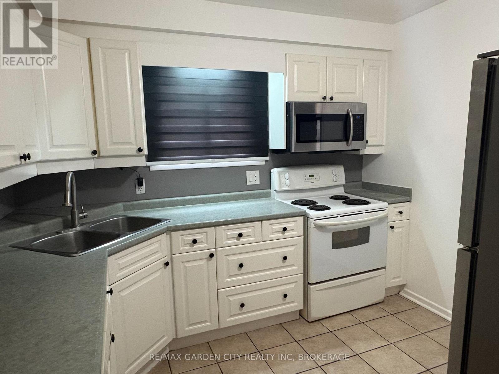 30 Deborah Court, St. Catharines, Ontario  L2P 3R6 - Photo 9 - X12879772