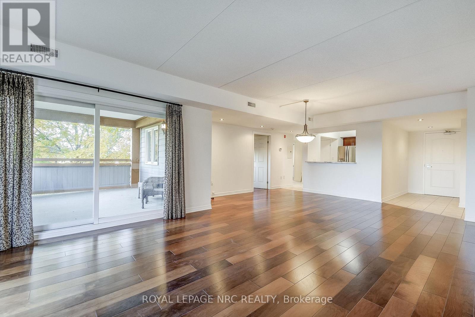 202 - 678 Line 2 Road, Niagara-On-The-Lake, Ontario  L0S 1J0 - Photo 11 - X12880472