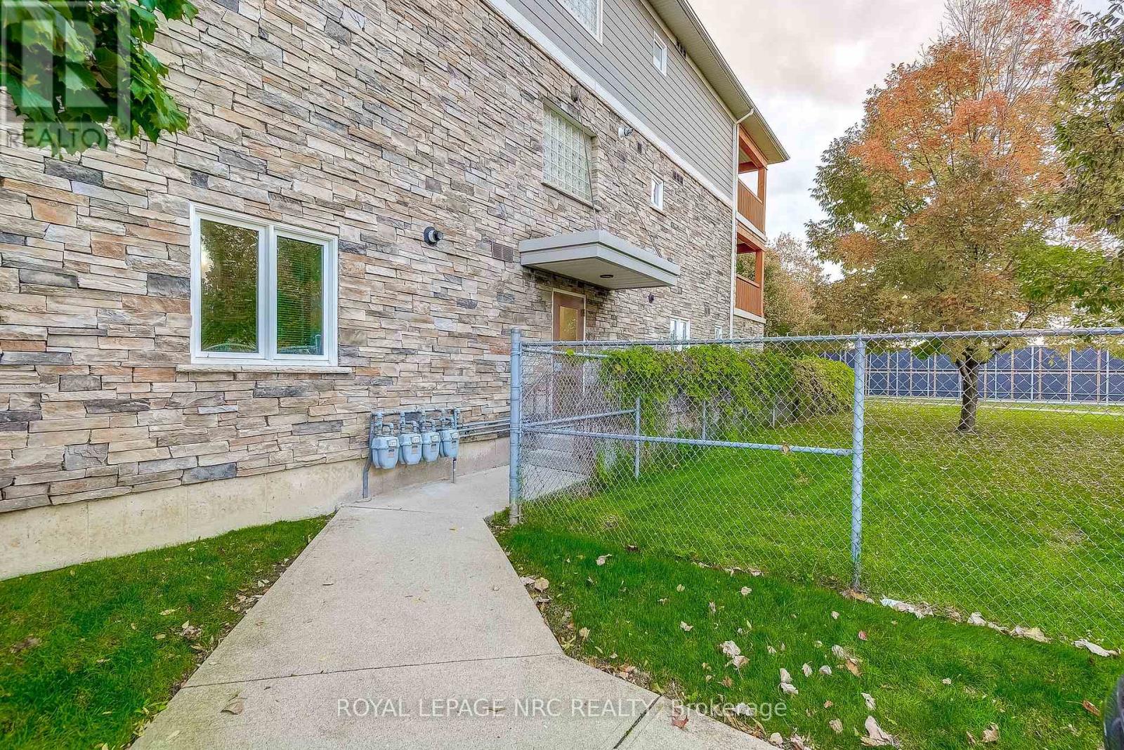 202 - 678 Line 2 Road, Niagara-On-The-Lake, Ontario  L0S 1J0 - Photo 5 - X12880472