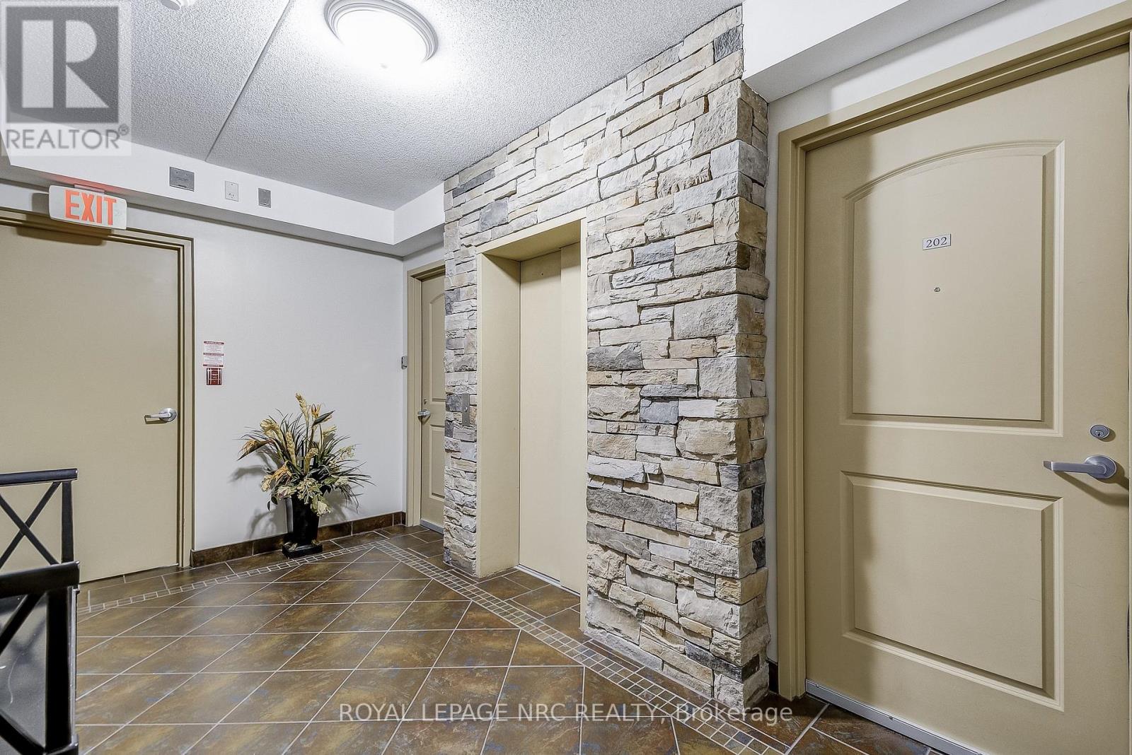 202 - 678 Line 2 Road, Niagara-On-The-Lake, Ontario  L0S 1J0 - Photo 6 - X12880472