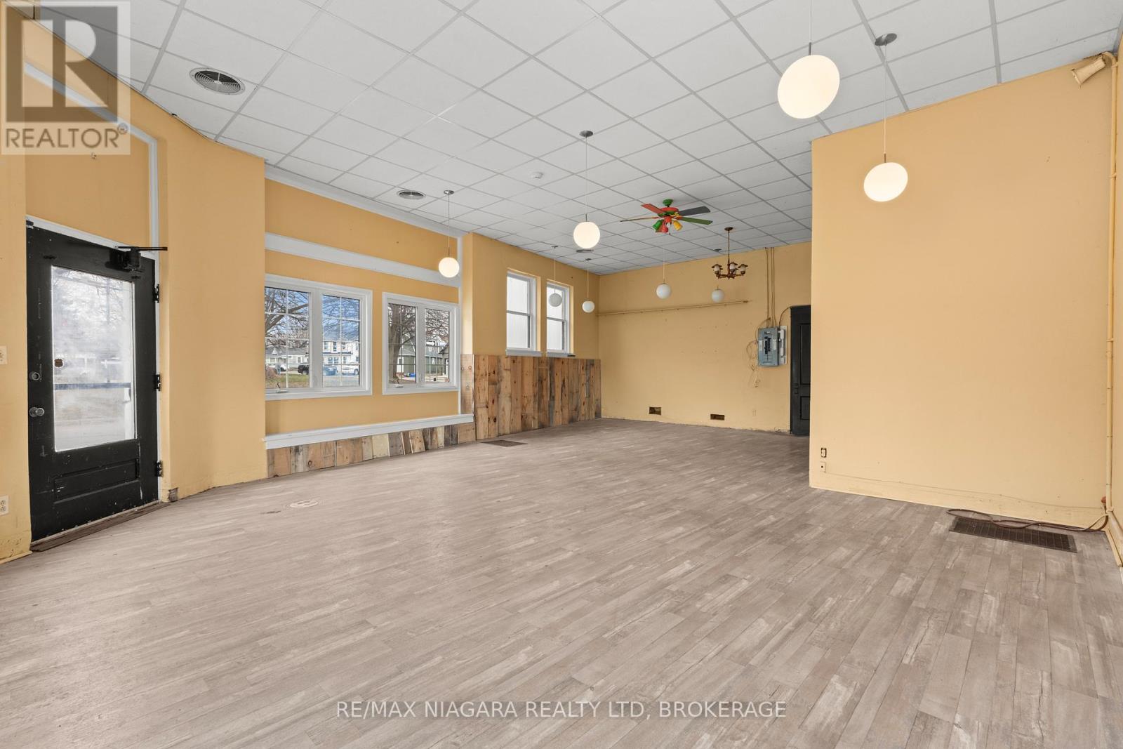 34 Queens Circle, Fort Erie, Ontario  L0S 1B0 - Photo 17 - X12881170