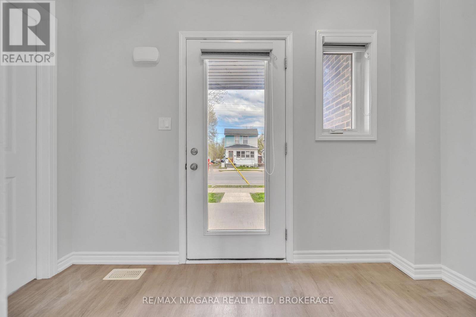 178 Broadway Lane, Welland, Ontario  L3C 5L5 - Photo 4 - X12884124