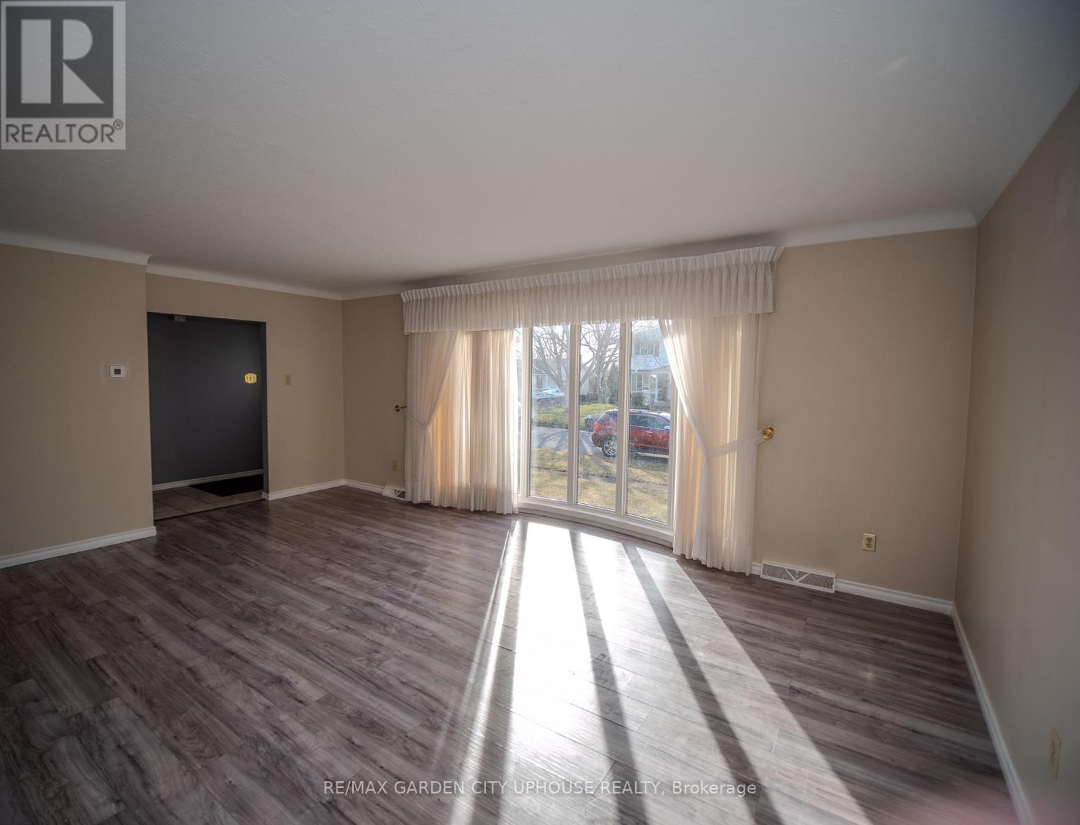 4430 Dovewood Drive, Niagara Falls, Ontario  L2E 6M1 - Photo 2 - X12893402