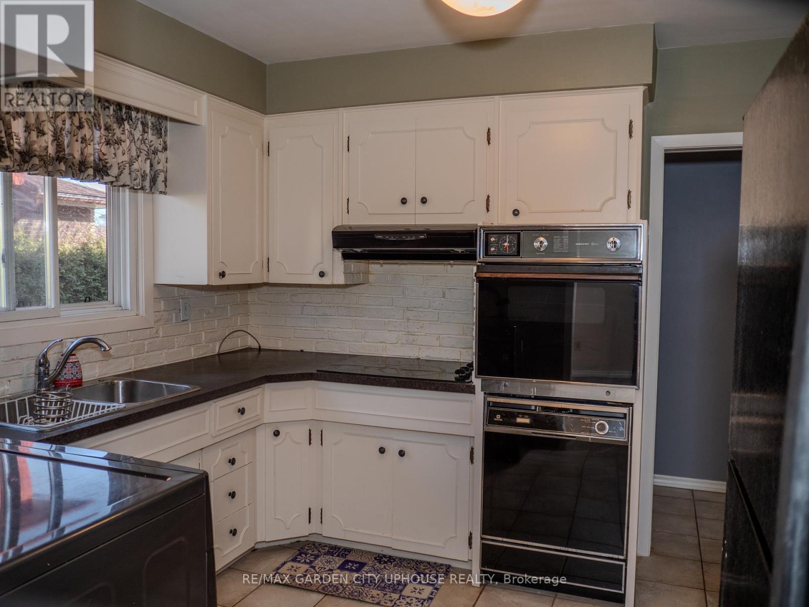 4430 Dovewood Drive, Niagara Falls, Ontario  L2E 6M1 - Photo 4 - X12893402