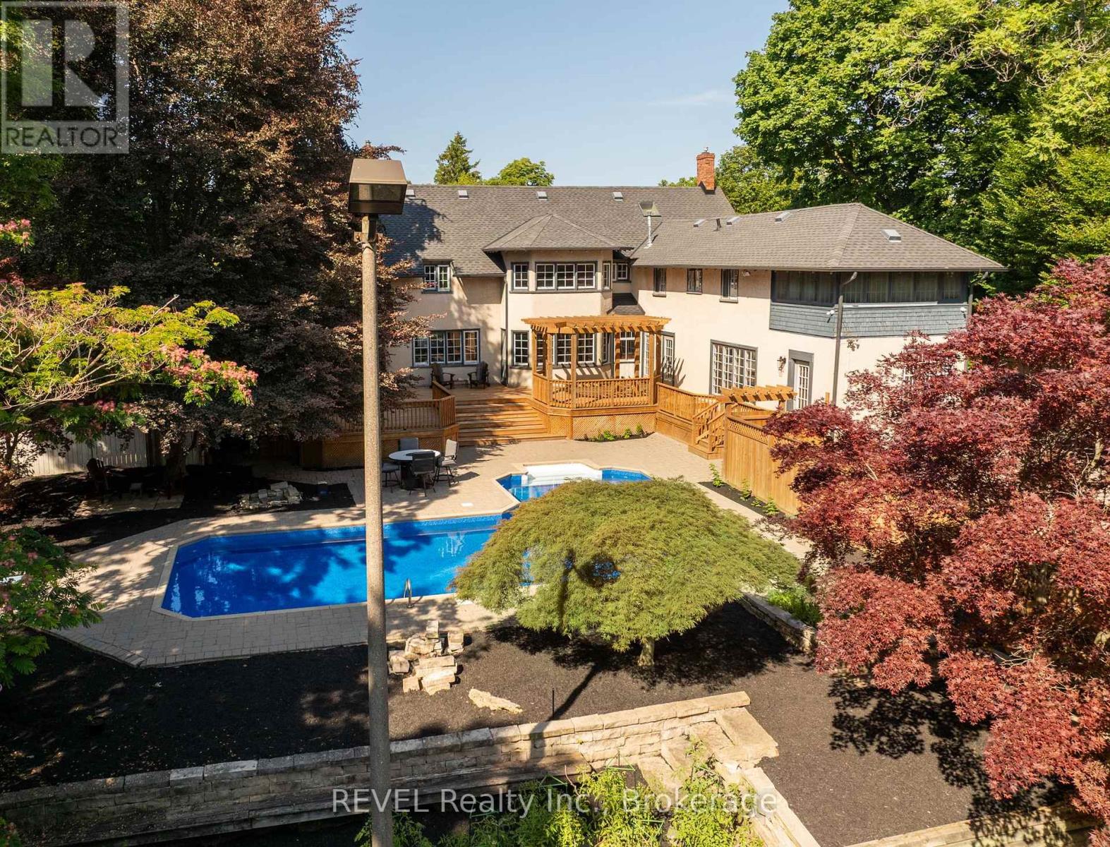 166 Queen Street, Niagara-On-The-Lake, Ontario  L0S 1J0 - Photo 2 - X12894706