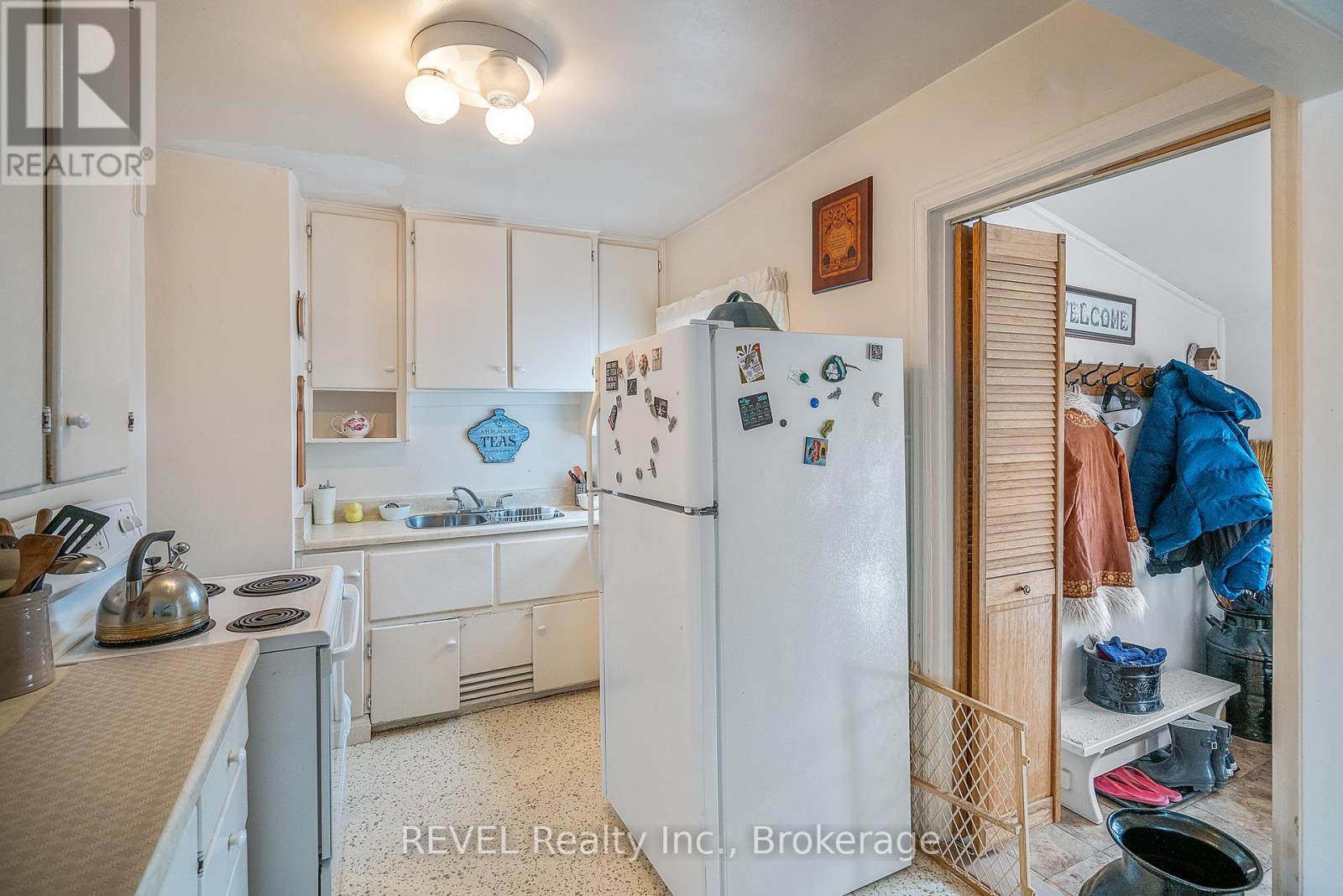 18 Valley Road, St. Catharines, Ontario  L2S 1Y6 - Photo 6 - X12906004