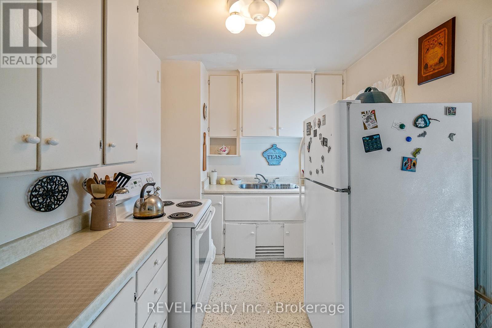 18 Valley Road, St. Catharines, Ontario  L2S 1Y6 - Photo 8 - X12906004