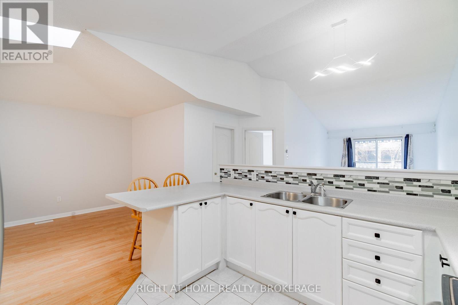 33 Atwood Avenue, Halton Hills, Ontario  L7G 5Z9 - Photo 7 - W12907464