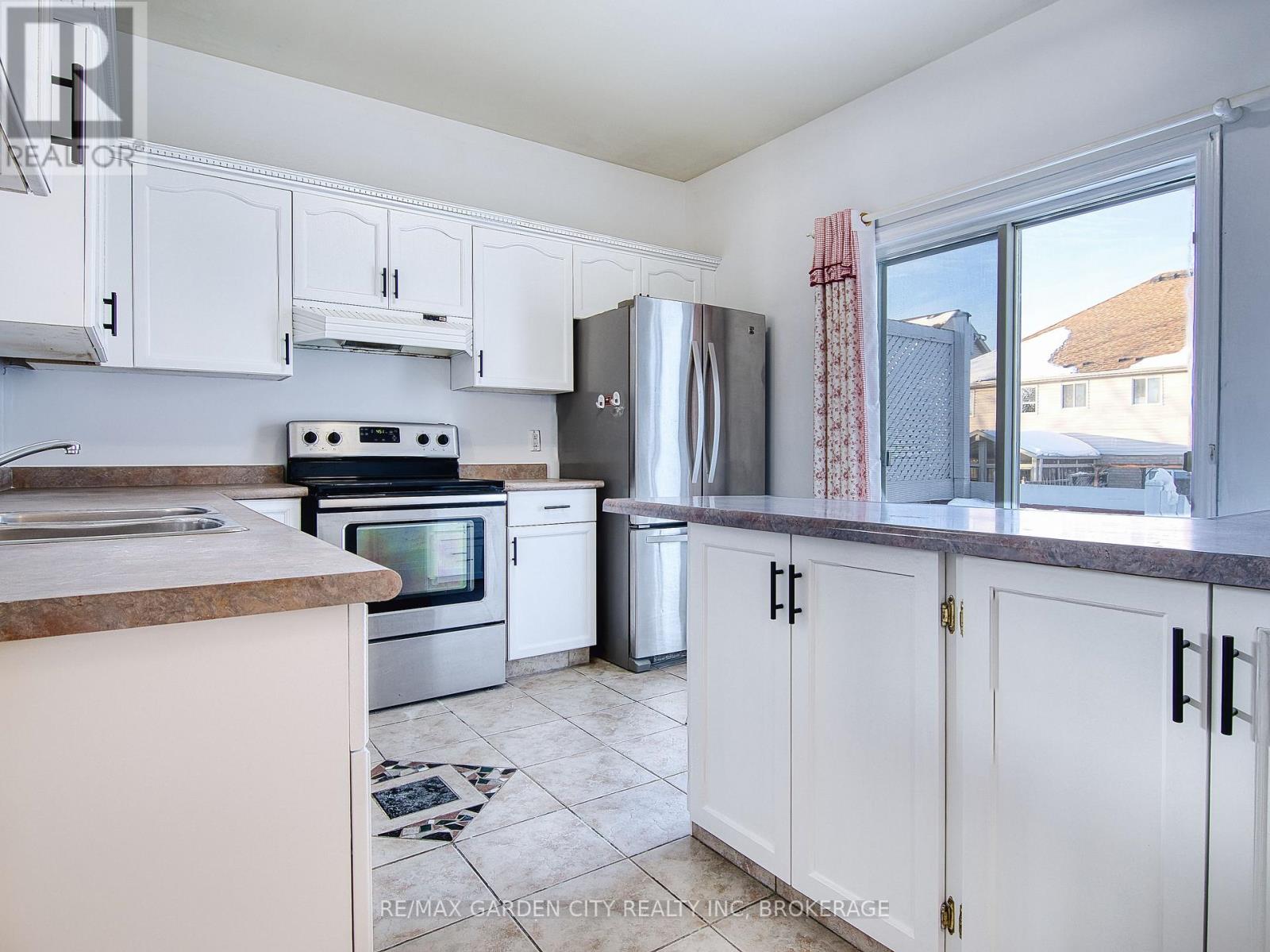 11 Cozocar Crescent, St. Catharines, Ontario  L2S 3Y5 - Photo 14 - X12911098