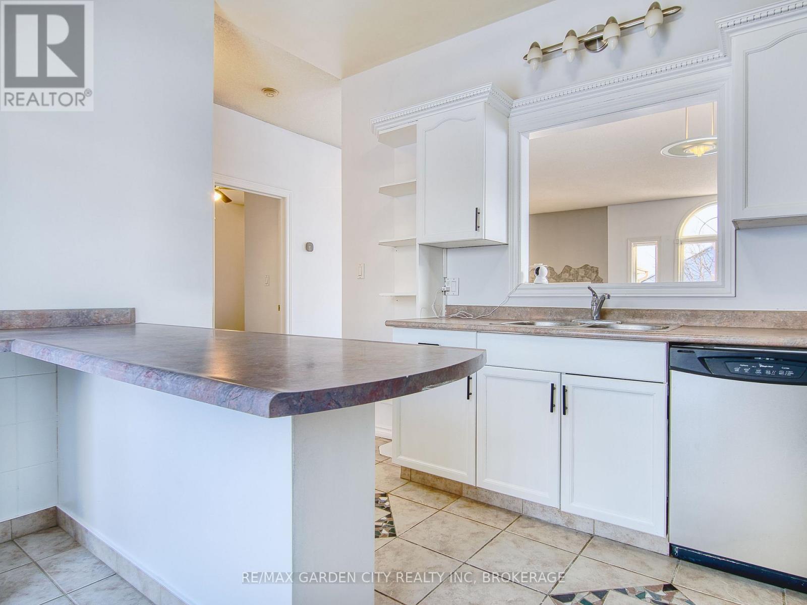 11 Cozocar Crescent, St. Catharines, Ontario  L2S 3Y5 - Photo 15 - X12911098