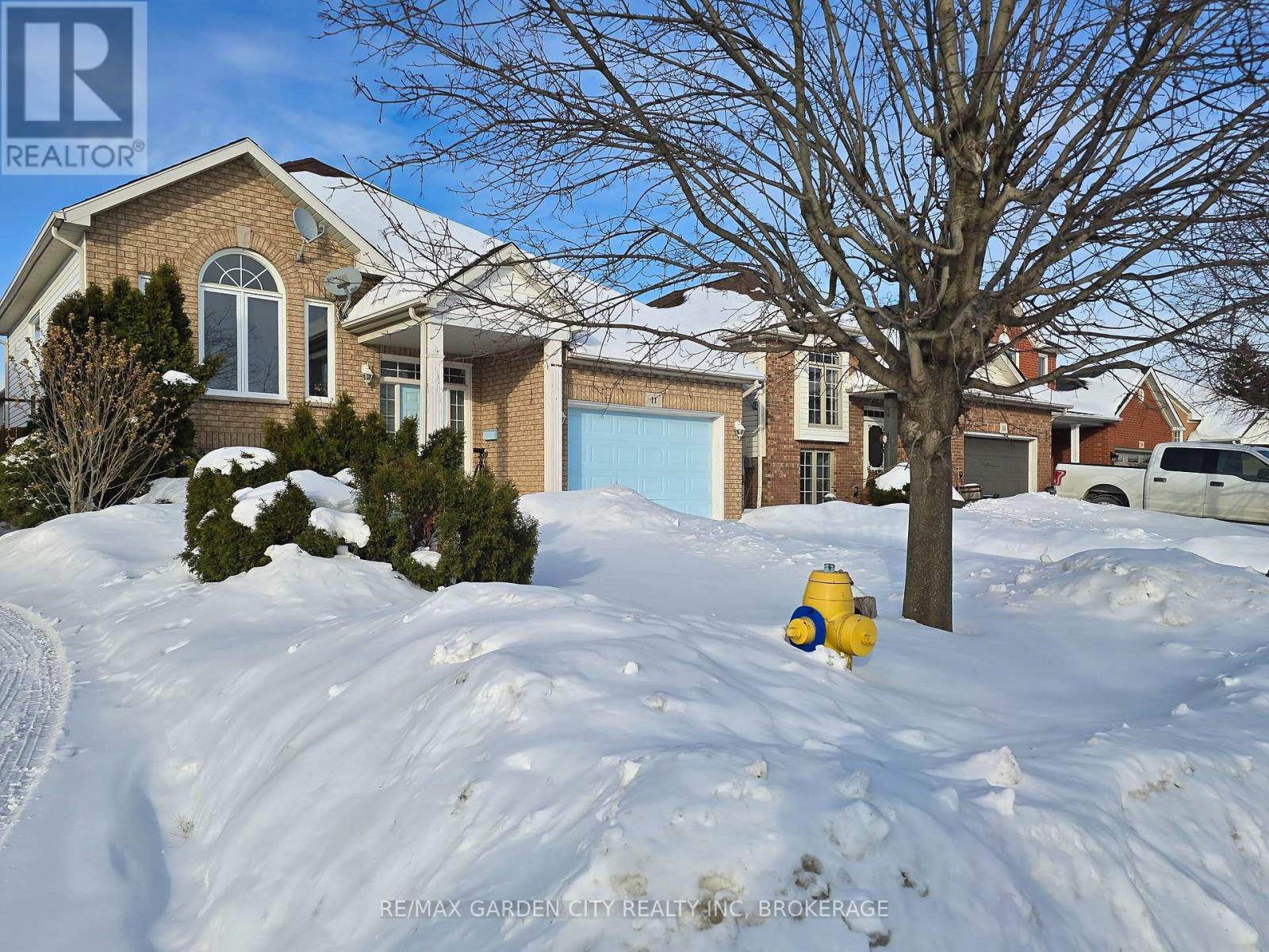 11 Cozocar Crescent, St. Catharines, Ontario  L2S 3Y5 - Photo 2 - X12911098