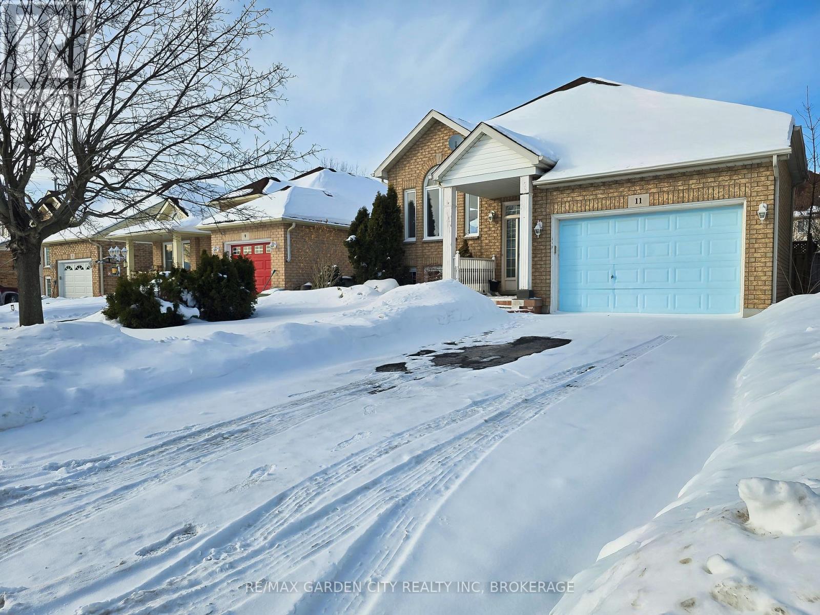 11 Cozocar Crescent, St. Catharines, Ontario  L2S 3Y5 - Photo 3 - X12911098